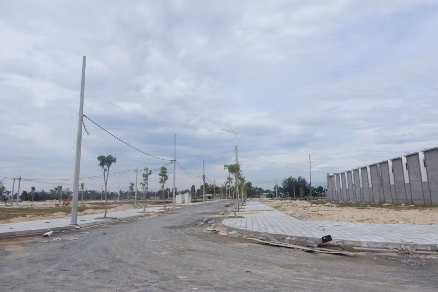 Dự án đô thị tại Điện Ngọc, Điện Bàn được rao bán sôi động, giá trên 1 tỉ đồng/nền 100m2 nhưng toàn đất trống. Dự án đô thị tại Điện Ngọc, Điện Bàn được rao bán sôi động, giá trên 1 tỉ đồng/nền 100m2 nhưng toàn đất trống.