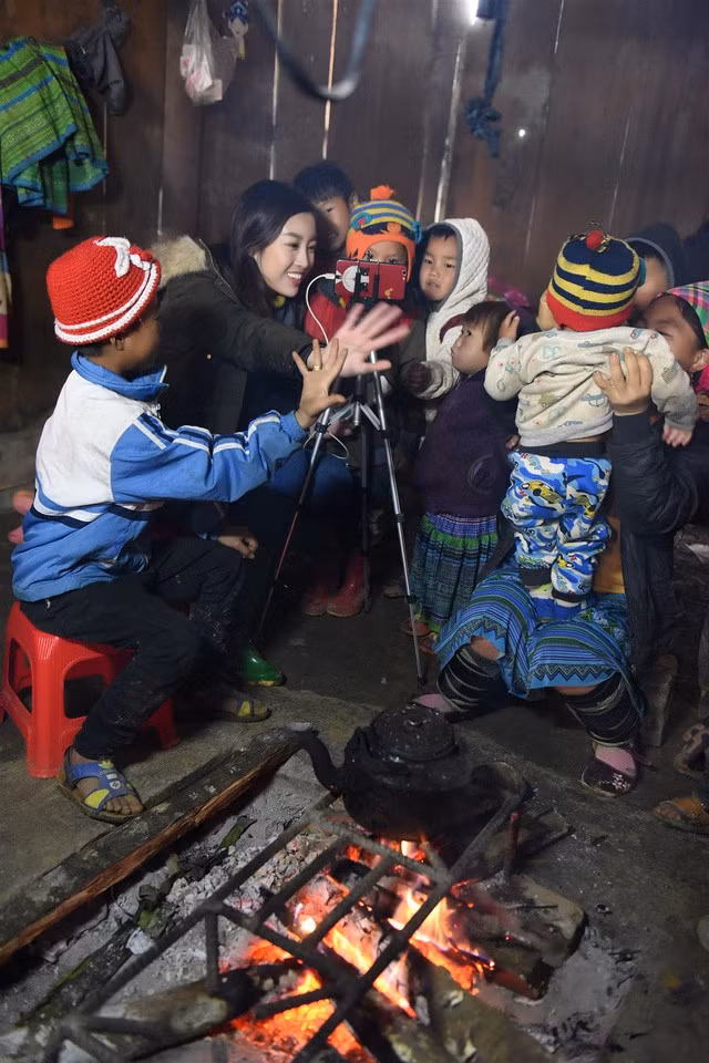 Khán giả truyền hình từng bất ngờ khi Hoa hậu Mỹ Linh xuất hiện trên sóng VTV9 trong bản tin thời sự tổng hợp Toàn cảnh 24h. Cô dẫn dắt khán giả truyền hình đến với không gian vùng cao phía Bắc, xem người dân nơi đây chuẩn bị đón Tết. Hoa hậu Mỹ Linh dẫn tin chuyên nghiệp với đài từ tốt. Mỹ Linh từng chia sẻ muốn trải nghiệm công việc MC và nàng Hoa hậu tỏ ra hội đủ các tố chất của người dẫn chương trình. Khán giả truyền hình từng bất ngờ khi Hoa hậu Mỹ Linh xuất hiện trên sóng VTV9 trong bản tin thời sự tổng hợp Toàn cảnh 24h. Cô dẫn dắt khán giả truyền hình đến với không gian vùng cao phía Bắc, xem người dân nơi đây chuẩn bị đón Tết. Hoa hậu Mỹ Linh dẫn tin chuyên nghiệp với đài từ tốt. Mỹ Linh từng chia sẻ muốn trải nghiệm công việc MC và nàng Hoa hậu tỏ ra hội đủ các tố chất của người dẫn chương trình.