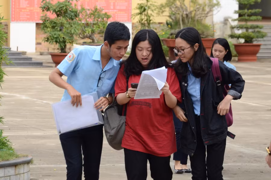 Các thí sinh trao đổi sau buổi thi. Ảnh: Ngọc Thu