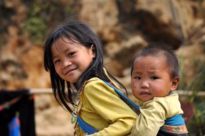 Những ngày hè với nhiều trẻ em gái là phụ giúp bố mẹ trông em.