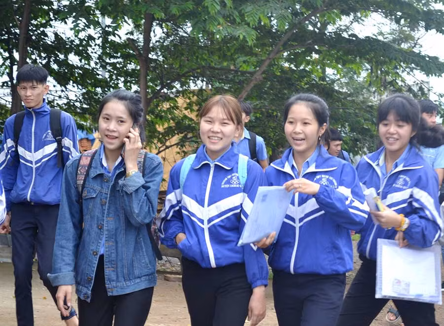 Kết thúc môn thi Ngữ văn tại điểm thi Trường THPT Huỳnh Thúc Kháng (huyện Ia Grai), nhiều thí sinh rời điểm thi với tâm trạng phấn khởi. Ảnh: Lê Hòa