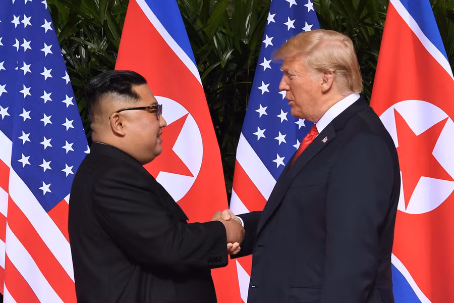  Giây phút lịch sử khi lãnh đạo Mỹ-Triều bắt tay nhau lần đầu tiên - Ảnh: REUTERS
