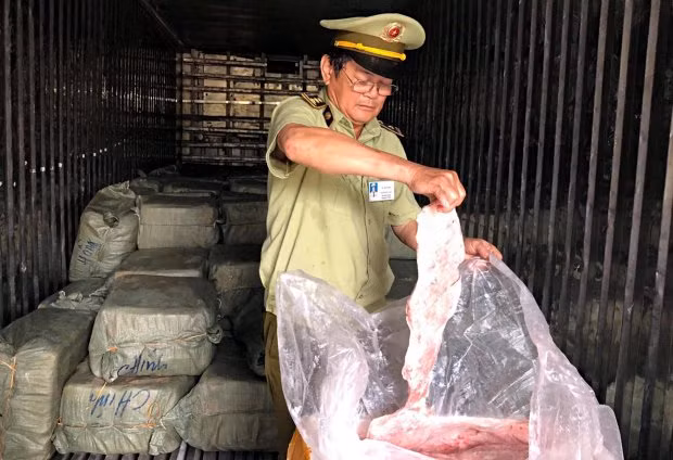 Hơn 6,5 tấn thịt đông lạnh đang phân hủy, bốc mùi hôi thối.