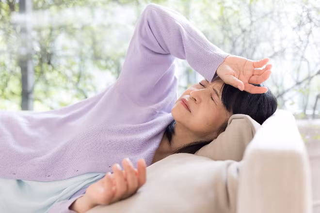 Bạn có thể cảm thấy chóng mặt, đau đầu nếu phòng có nhiều ánh sáng, độ cao gối không phù hợp. Ảnh: Shutterstock.