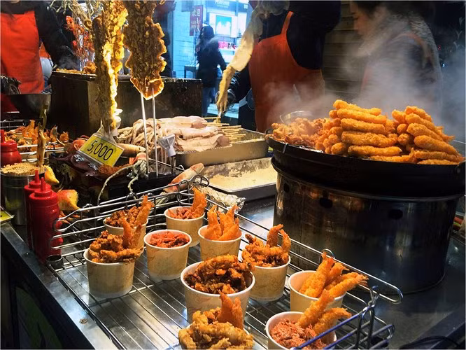 Tại chợ đêm Seoul, du khách vừa có thể xem những buổi trình diễn thú vị, vừa có thể thưởng thức các món ăn ngon miệng. Đây là một điểm tham quan tiêu biểu của Seoul.
