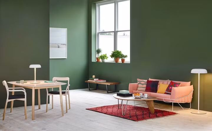  Việc kết hợp giữa ghế sofa màu hồng với tường nhà màu xanh rêu cũng là giải pháp hay nếu bạn muốn có không gian phòng khách thật sáng tạo lại mát mẻ.