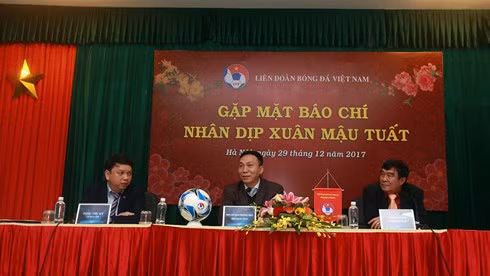 Ông Lê Hoài Anh (tổng thư ký VFF - bìa trái) cũng sẽ phải lựa chọn ở hẳn VFF hoặc trở về Tổng cục TDTT.