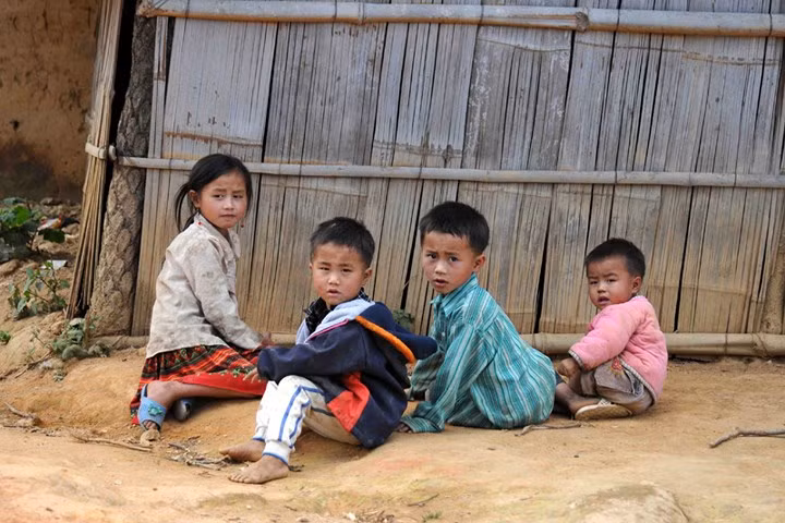 Điều kiện kinh tế, xã hội khó khăn là thiệt thòi với trẻ em vùng cao.