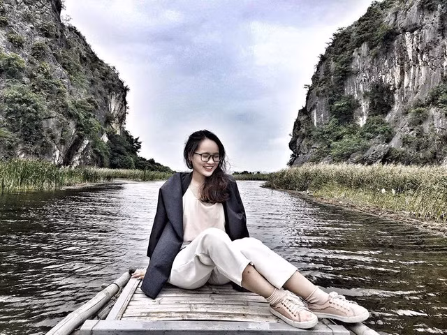  Mới đây, Phạm Tuyết Mai (SN 1997, sinh viên ĐH Thương Mại Hà Nội) đã khiến nhiều người bất ngờ khi chia sẻ bài viết về chuyến trải nghiệm 2 ngày 1 đêm ở Ninh Bình với chi phí chỉ khoảng 700 nghìn đồng/ người.