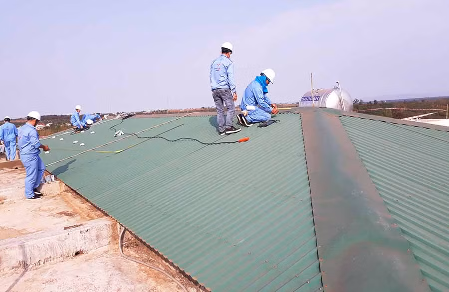  Thi công công trình điện mặt trời áp mái. Ảnh: H.D