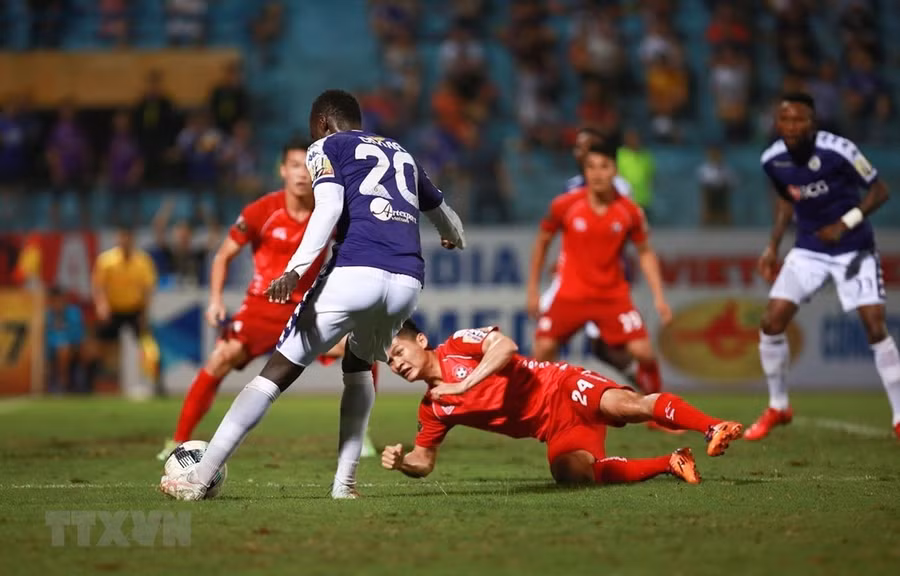 Pha đột phá của tiền vệ Pape Omar (20, Hà Nội FC) qua hậu vệ Hải Phòng để chuyền vào cho Hoàng Vũ Samson đánh đầu, nâng tỷ số trận đấu lên 2-1 cho Hà Nội FC. (Ảnh: Trọng Đạt/TTXVN) Pha đột phá của tiền vệ Pape Omar (20, Hà Nội FC) qua hậu vệ Hải Phòng để chuyền vào cho Hoàng Vũ Samson đánh đầu, nâng tỷ số trận đấu lên 2-1 cho Hà Nội FC. (Ảnh: Trọng Đạt/TTXVN)