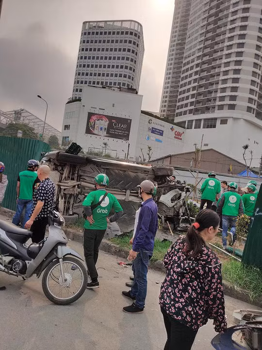 Chiếc ô tô bị lật ngửa sau khi tông liên hoàn nhiều phương tiện