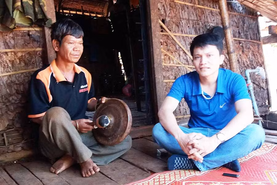  Ông Khơn (bên trái) được người dân làng Khóp rất kính trọng. Ảnh: N.N
