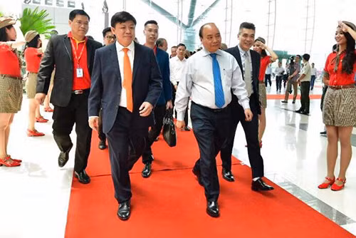  Thủ tướng Nguyễn Xuân Phúc và các lãnh đạo tham dự lễ khai trương 5 đường bay mới đến và đi từ Cần Thơ của Vietjet.
