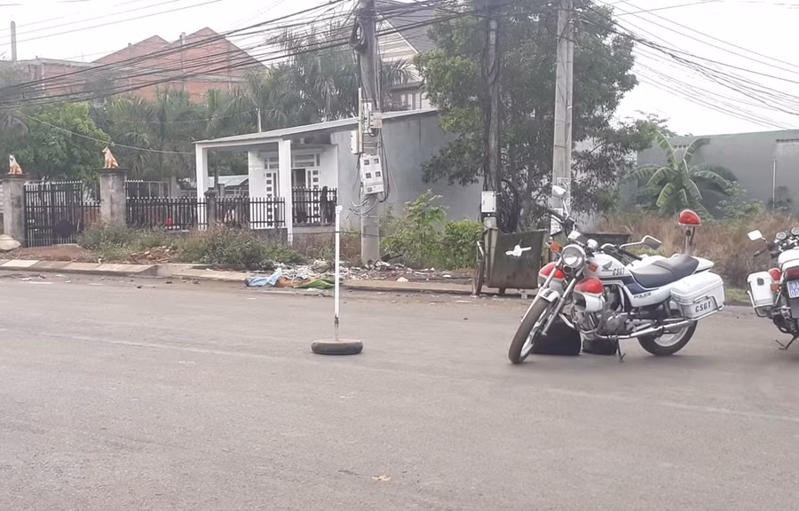 Hiện trường nơi phát hiện thi thể người phụ nữ. (Ảnh: Đậu Tất Thành/TTXVN)