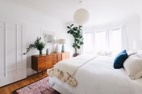 Ngoài giấc ngủ ra, bạn có những hoạt động khác trong phòng ngủ? Đây sẽ là nơi bạn thay quần áo và trang điểm? Nếu vậy, bạn thích loại tủ quần áo như thế nào? Còn một chiếc gương có ánh sáng tốt, hay bàn trang điểm thì sao? Hãy trao đổi các ý tưởng với nhà thiết kế nội thất.