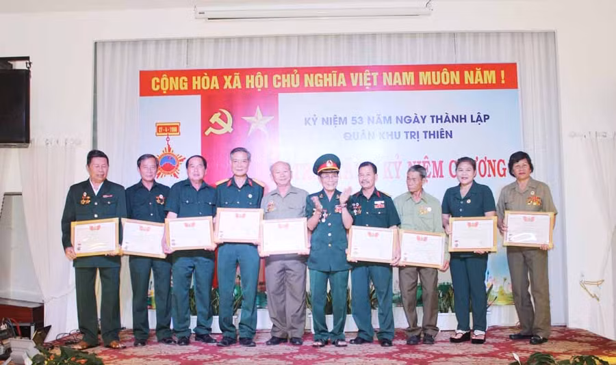 Ban liên lạc truyền thống cựu chiến binh Quân khu Trị Thiên trao kỷ niệm chương cho 11 hội viên. Ảnh: Phan Lài.