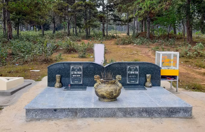  Bên cạnh đó, những câu chuyện tình buồn diễn ra xoay quanh hồ Than Thở cũng khiến cho cái tên “có hồn” hơn. Một câu chuyên có thật kể về Vũ Minh Tâm cùng Lê Thị Thảo yêu nhau tha thiết, thề hẹn ở bờ hồ nhưng không đến được với nhau do gia đình phản đối. Cô gái ra hồ Than Thở tự vẫn vào một chiều tháng 3/1956. Chàng trai mất sau khi nhập ngũ, được bạn bè đưa thi thể về Đà Lạt chôn cạnh mộ của Thảo và làm cho hai người một tấm bia chung. Sau năm 1975, cha mẹ anh Tâm đã bốc mộ anh về quê.