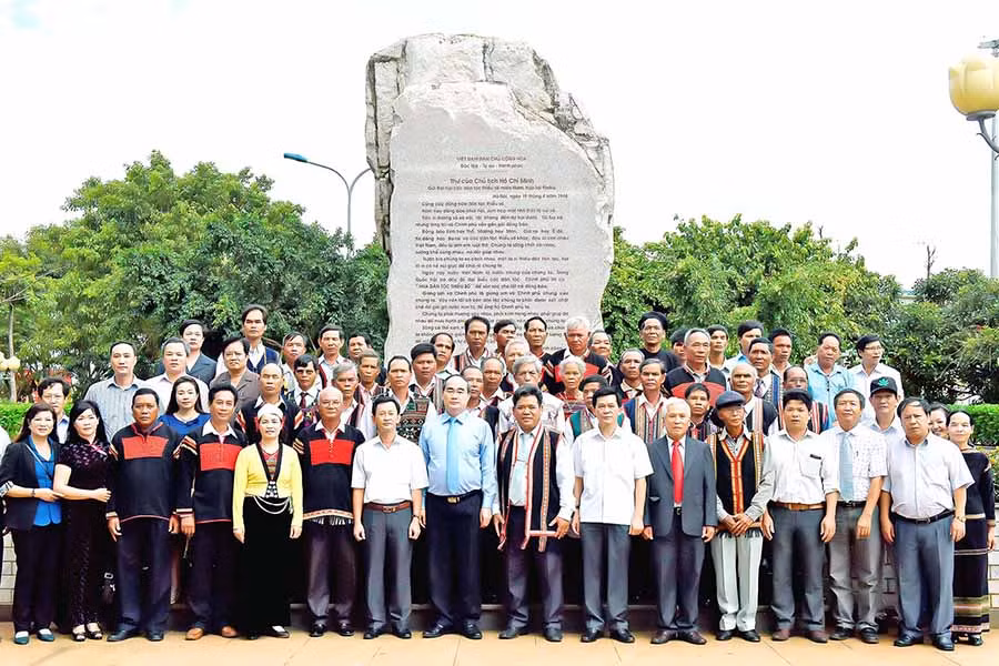 Đại biểu người DTTS 5 tỉnh Tây Nguyên chụp ảnh lưu niệm với đồng chí Nguyễn Thiện Nhân-Ủy viên Bộ Chính trị, nguyên Chủ tịch Ủy ban Trung ương MTTQ Việt Nam (nay là Bí thư Thành ủy TP. Hồ Chí Minh) và lãnh đạo tỉnh Gia Lai trước bia khắc Thư Bác Hồ gửi Đại hội các DTTS miền Nam tại Pleiku (19-4-1946) ở Quảng trường Đại Đoàn Kết ngày 9-8-2016. Ảnh: ĐỨC THỤY