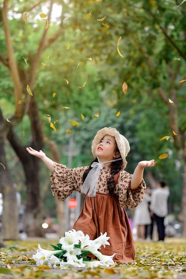 Chủ đề của bộ ảnh là Hà Nội những ngày đầu mùa hè, có những con đường ngập lá sấu vàng, có hoa loa kèn trắng muốt.