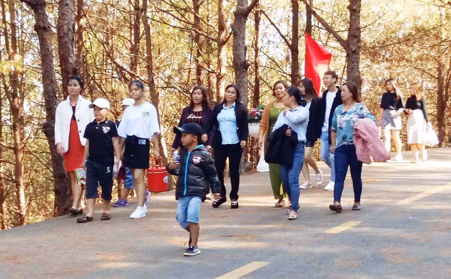 Du khách đến Biển Hồ tham quan. Ảnh: Hà Phương