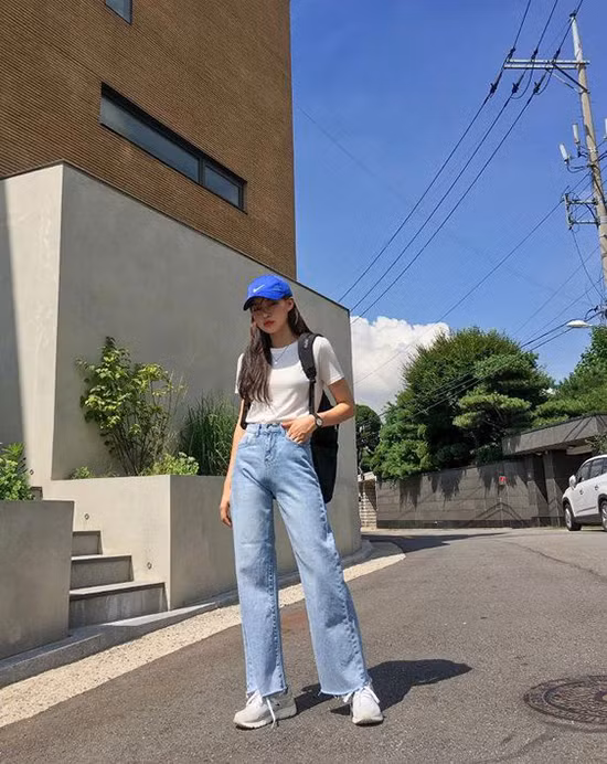 Jeans xanh và thun trắng thường mang tới nét khoẻ khoắn, khiến người mặc trẻ trung hơn tuổi. Phối hợp cùng set đồ này là sneaker, mũ lưỡi trai và ba lô.