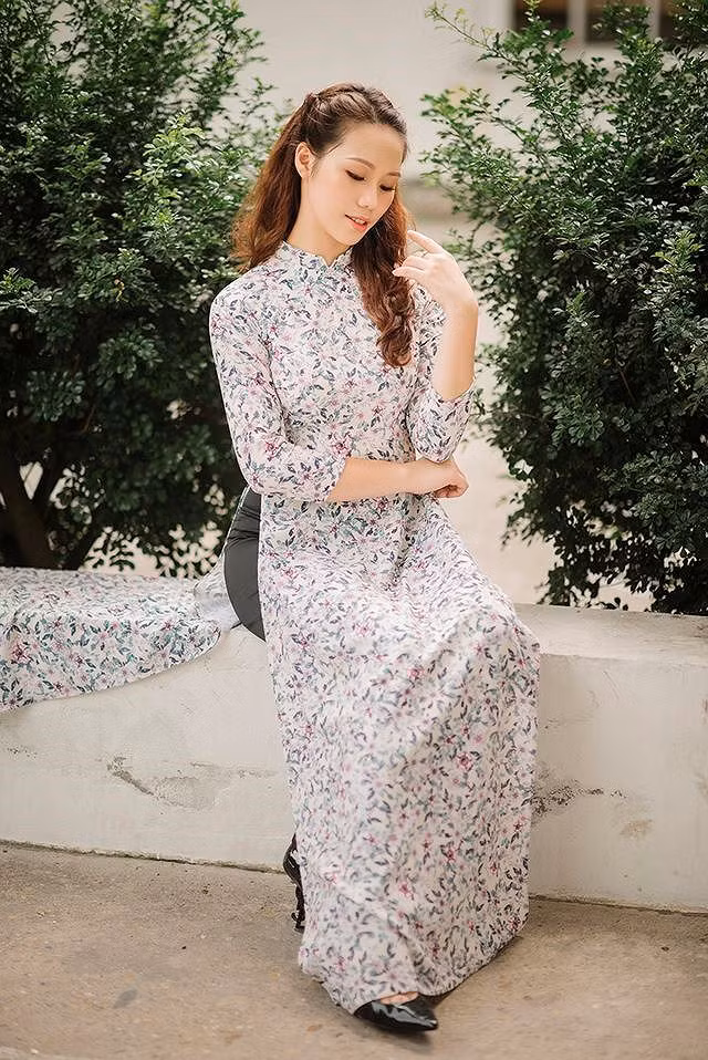  Trong các bức ảnh được tân hoa khôi Duyên dáng Ngoại thương chia sẻ tại Facebook, cô luôn nở nụ cười rạng rỡ.