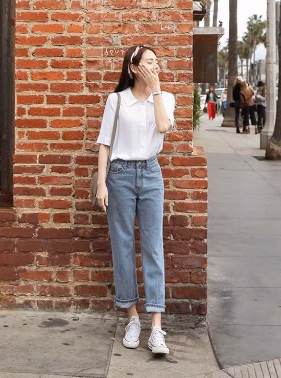 Khi đi nghỉ dưỡng, các mẫu váy đầm thường được yêu thích vì giúp phái đẹp chụp ảnh thêm phần 'lung linh'. Nhưng nếu đi du lịch và tham gia những chuyến tham quan thì jeasn ống suông luôn là lựa chọn phù hợp.