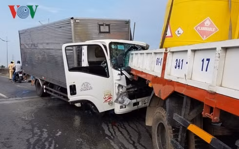 Hiện trường vụ tai nạn khiến 2 tài xế tử vong, 2 phương tiện dính chặt vào nhau. Hiện trường vụ tai nạn khiến 2 tài xế tử vong, 2 phương tiện dính chặt vào nhau.