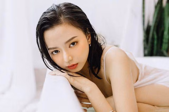  Dưới những bức ảnh gợi cảm của hot girl trên mạng, bên cạnh những bình luận khen ngợi vẻ đẹp của cô, có không ít ý kiến chê bai với lời lẽ khiếm nhã. 