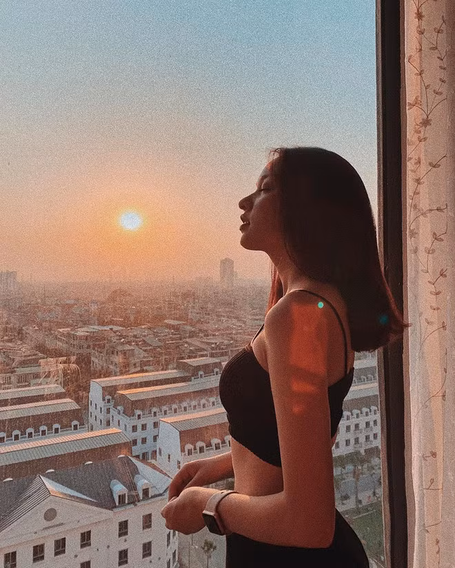Vương Tú thường xuyên xuất hiện trong các nhóm ảnh trai xinh gái đẹp.