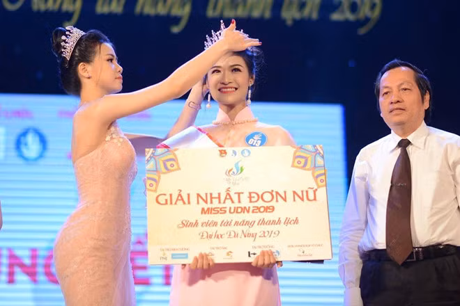 Vượt qua 10 cô gái ở 3 phần thi trình diễn trang phục áo dài, trang phục dạ hội và ứng xử trong đêm chung kết Mr & Miss UDN 2019, Nguyễn Hà Kiều Loan (quê Quảng Nam) được gọi tên cho danh hiệu hoa khôi. Nhan sắc 19 tuổi là sinh viên năm nhất khoa Kinh doanh quốc tế, ĐH Kinh tế - Đại học Đà Nẵng.