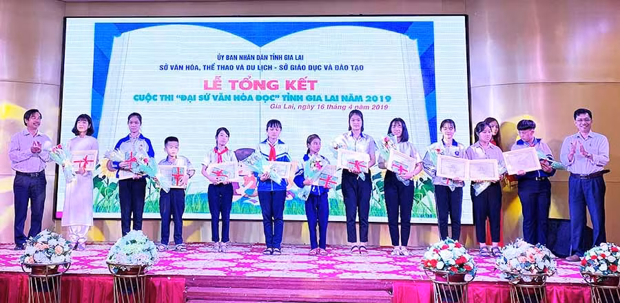  Tôn vinh những “Đại sứ văn hóa đọc” nhỏ tuổi. Ảnh: H.N