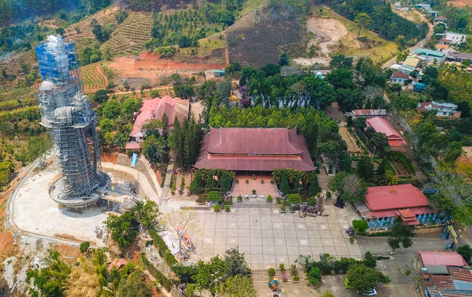  Chùa Linh Ẩn (thị trấn Nam Ban, huyện Lâm Hà, Lâm Đồng) cách trung tâm Đà Lạt 30 km, được ví như 