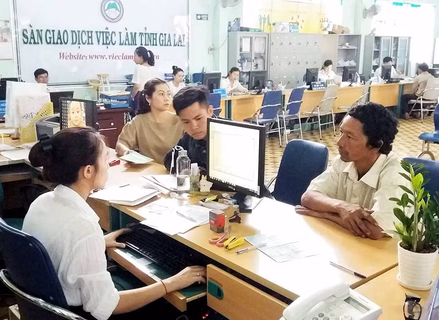  Người lao động đến làm thủ tục hưởng trợ cấp thất nghiệp tại Trung tâm Dịch vụ Việc làm tỉnh. Ảnh: N.N