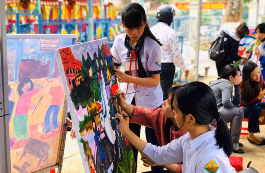 Các em thiếu nhi tham gia vẽ tranh tập thể. Ảnh: Phan Lài