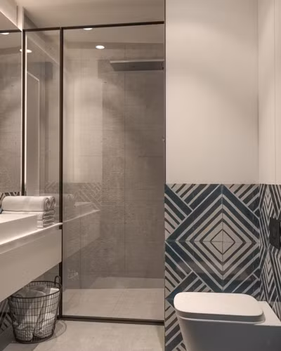 Tấm kính lớn tăng chiều rộng và chiều sâu cho khong gian phòng.