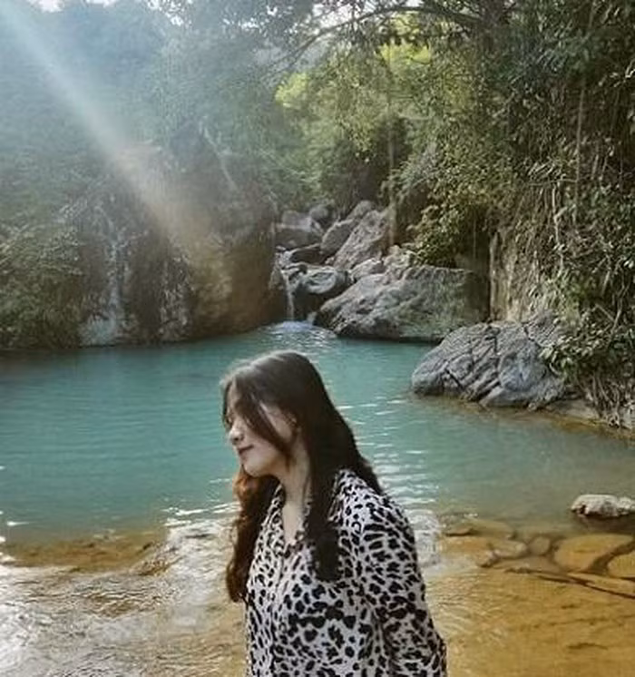 Chứng kiến những hình ảnh cực deep ở "Tuyệt tình cốc thu nhỏ" ở Quy Nhơn, nhiều bạn trẻ nơi đây cho rằng, đâu cần đi Đà Lạt, Ninh Bình, mình cũng có Tuyệt tình cốc Version Hồ Trái Tim đẹp dịu ngọt. Chứng kiến những hình ảnh cực deep ở
