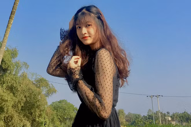 Ở lớp, Kiều Loan giữ chức Phó bí thư chi Đoàn và Chi hội trưởng. Nữ sinh được thầy cô, bạn bè nhận xét là người năng động, vui tính, hòa đồng và tích cực tham gia các hoạt động hướng ngoại.