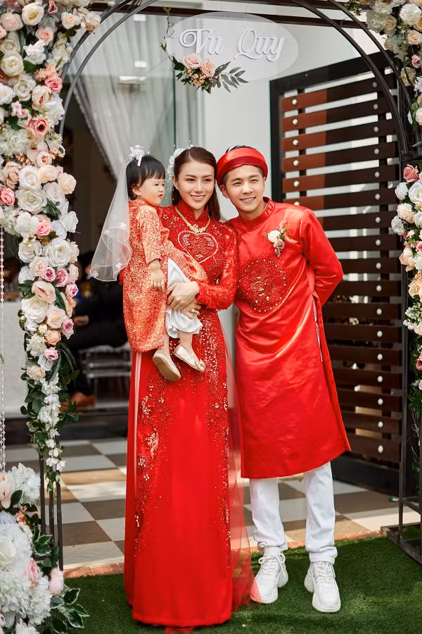 Cặp đôi đã có một con gái nhỏ tên Bào Ngư nhưng hiếm hỏi chia sẻ hình ảnh vì muốn bảo vệ tuổi thơ của bé. Ban đầu, Lê Hà và chồng quyết định đi đến hôn nhân nên mới sinh con. Nhưng gia đình có chuyện sau đó khiến kế hoạch đám cưới bị lùi lại. Cặp đôi đã có một con gái nhỏ tên Bào Ngư nhưng hiếm hỏi chia sẻ hình ảnh vì muốn bảo vệ tuổi thơ của bé. Ban đầu, Lê Hà và chồng quyết định đi đến hôn nhân nên mới sinh con. Nhưng gia đình có chuyện sau đó khiến kế hoạch đám cưới bị lùi lại.