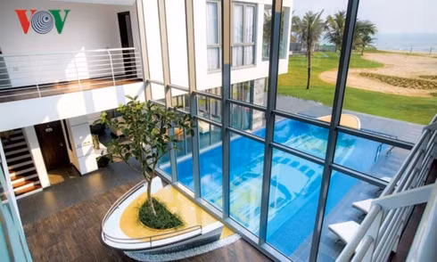 Đứng từ trên gác có thể nhìn thấy cả con tàu với phần thân tàu được thiết kế ốp lát tỉ mỉ trong lòng bể bơi.