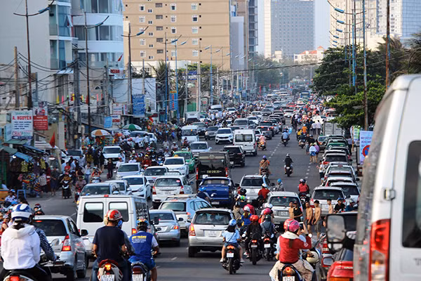 Đường Thùy Vân kẹt kín người xe