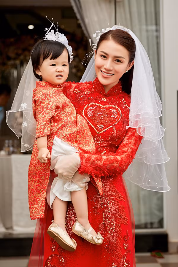 Bào Ngư sở hữu ngoại hình xinh xắn từ bố mẹ. Từ khi có con, Lê Hà cảm nhận tình yêu nhiều hơn từ chồng. 'Bận rộn thế nào, anh đều dành nhiều thời gian chăm sóc con gái. Nhìn chồng pha sữa chăm con, tôi thấy mình thật hạnh phúc'. Bào Ngư sở hữu ngoại hình xinh xắn từ bố mẹ. Từ khi có con, Lê Hà cảm nhận tình yêu nhiều hơn từ chồng. 'Bận rộn thế nào, anh đều dành nhiều thời gian chăm sóc con gái. Nhìn chồng pha sữa chăm con, tôi thấy mình thật hạnh phúc'.