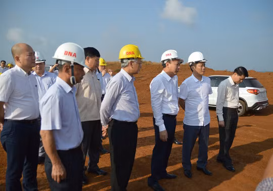 Bộ trưởng Trần Tuấn Anh (thứ 2 từ phải sang) thị sát khu vực khai thác quặng bauxite