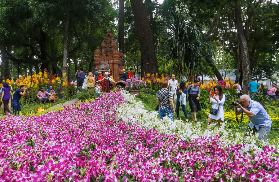  Lễ hội hoa lan đầu tiên của TP HCM được khai mạc ngày 27/4 tại công viên Tao Đàn. Diện tích trưng bày hoa khoảng 10 ha, chia thành 19 tiểu cảnh với chủ đề “Sắc màu nhiệt đới”.