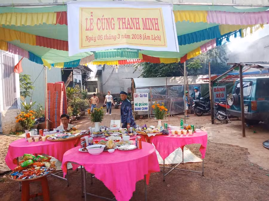  Cúng thanh minh ở một khu dân cư trên địa bàn TP. Pleiku. Ảnh: Đ.P