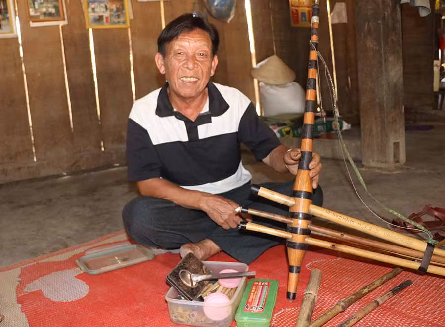  Ông Tính bên cây khèn quý và hộp dụng cụ chế tác nhạc cụ. Ảnh: N.M