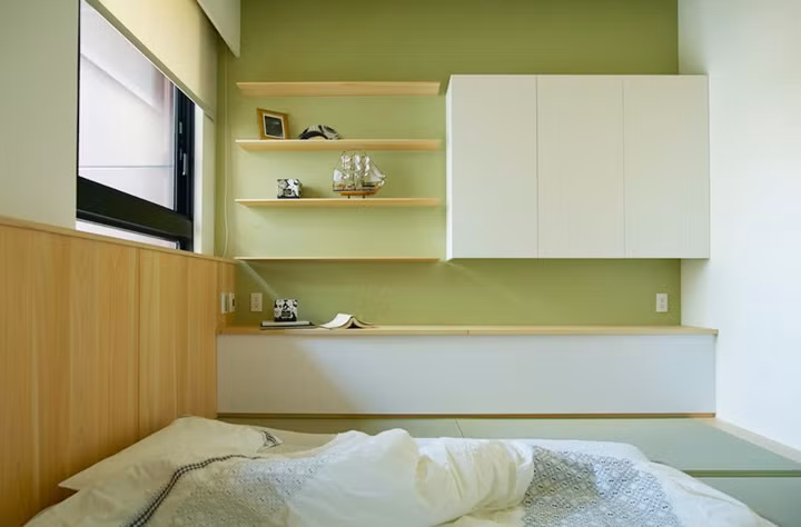  Kệ mở tăng thêm không gian lưu trữ dành cho phòng ngủ.