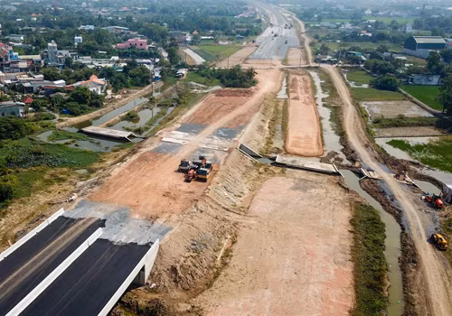 Một đoạn cao tốc đi qua huyện Bình Chánh (TP HCM) còn là công trường ngổn ngang, chưa được giải tỏa. Ảnh: Quỳnh Trần.