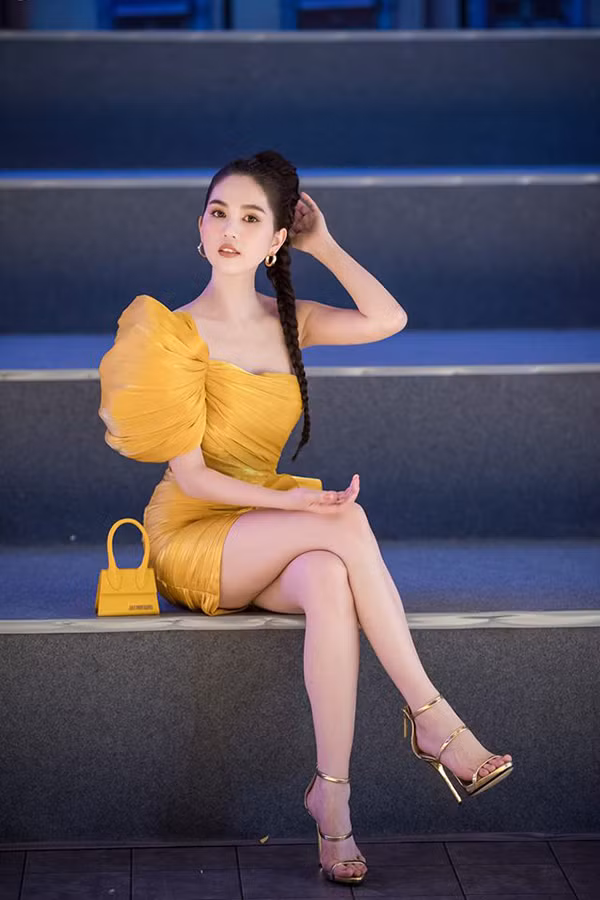  Chiếc túi mini Le Sac Chiquito của Jacquemus trị giá khoảng 12 triệu đồng được các ngôi sao thế giới yêu thích cũng được Ngọc Trinh 'tậu về' để tô điểm cho phong cách tiệc tùng.